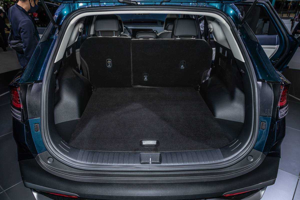 Space and Comfort: Unlock the Spacious Cargo Area of the Kia Sportage Hybrid!
